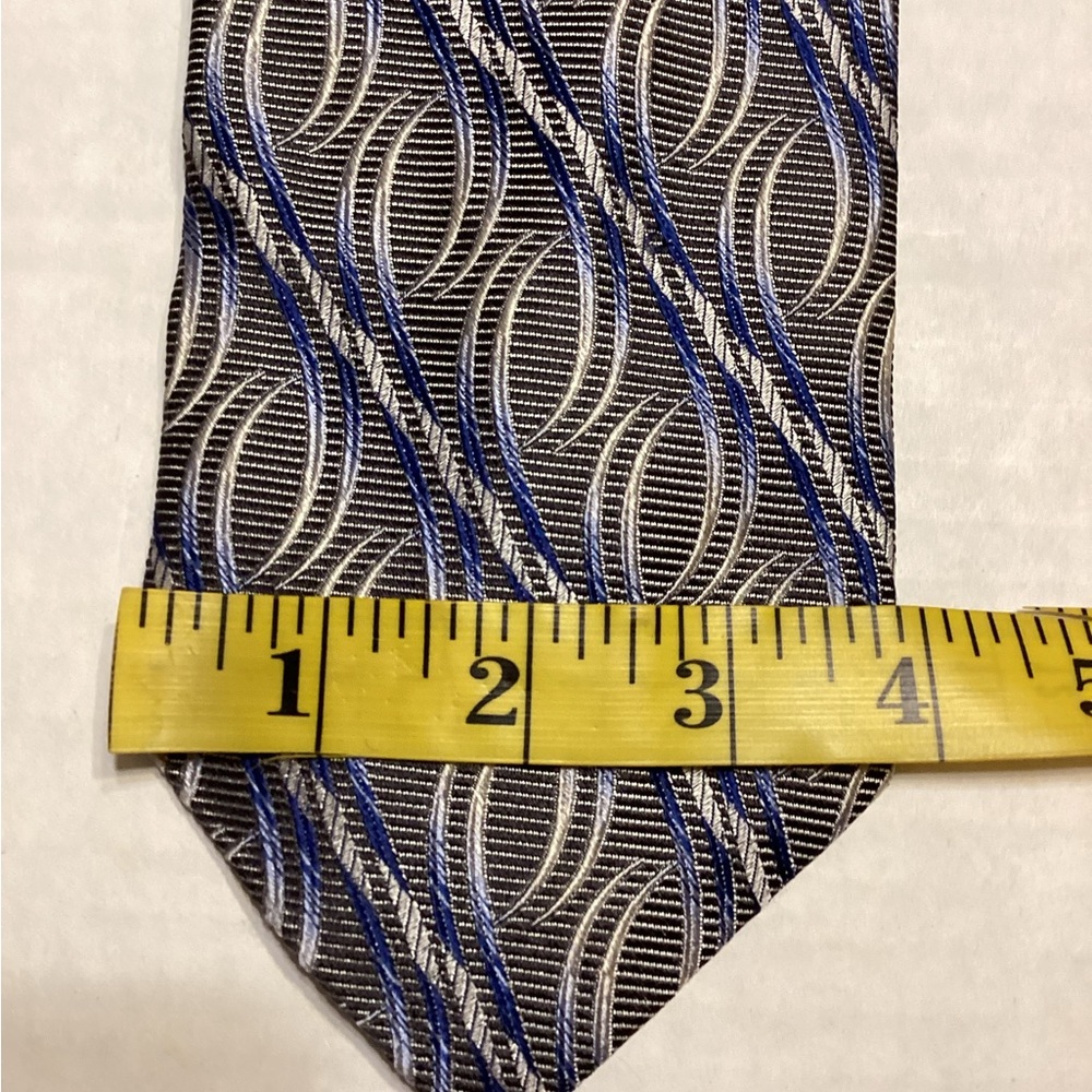 Geometric Patterned Tie - Picture 4 of 5